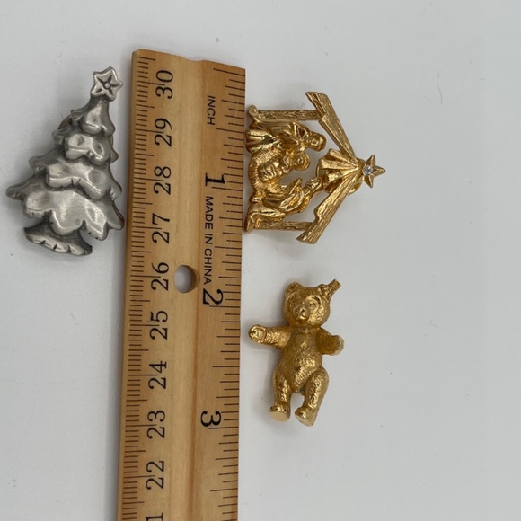 Christmas Pins Brooch Lot of 3 Nativity Tree Teddy Bear - Picture 7 of 10